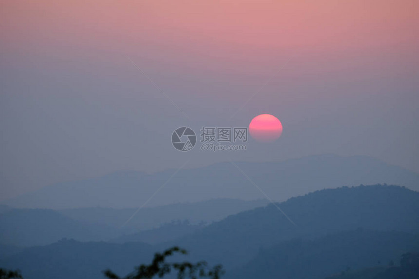 在山的早晨日出从房间看到的景色图片