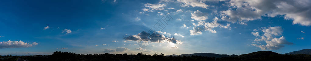 蓝天和山丘的全景图象图片