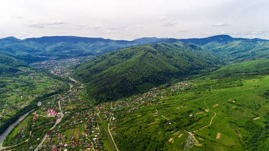 夏季喀尔巴阡山脉的空中景象乌高清图片