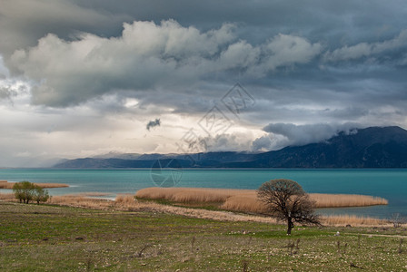 土耳其南部的风景与贝谢希尔湖图片