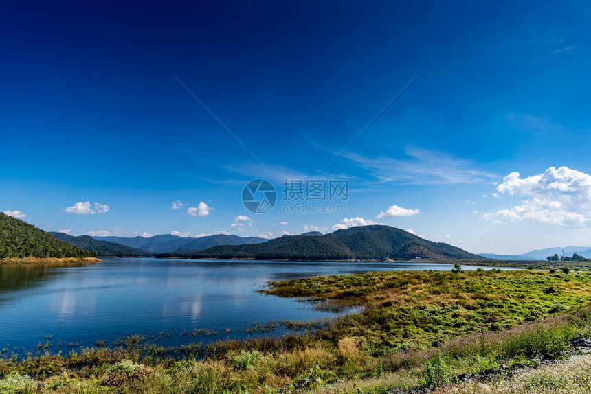 泰国蓝天空背景的山地和湖泊图片