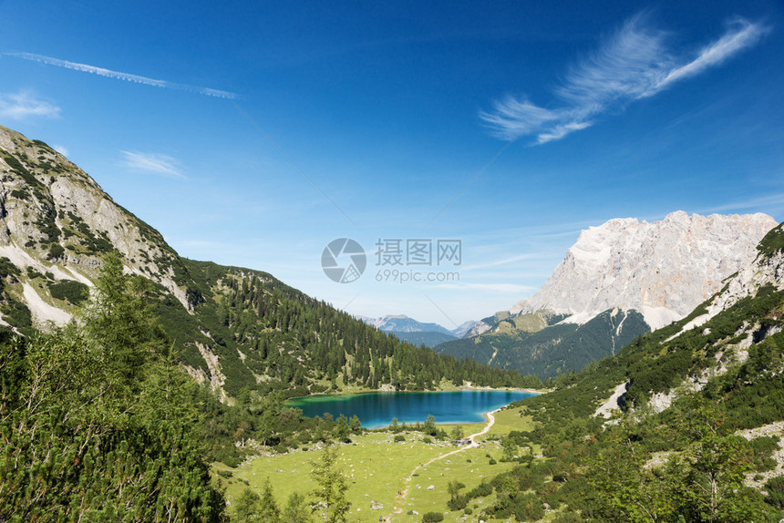 蓝天空的奥斯特里亚高地上图片