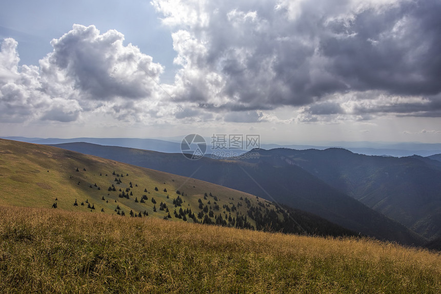 夏季斯洛伐克山的全景与暴风雨马拉法特拉和图片