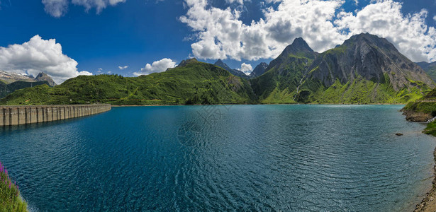 夏季莫拉斯科湖的风景蓝色天空和云彩背景高清图片