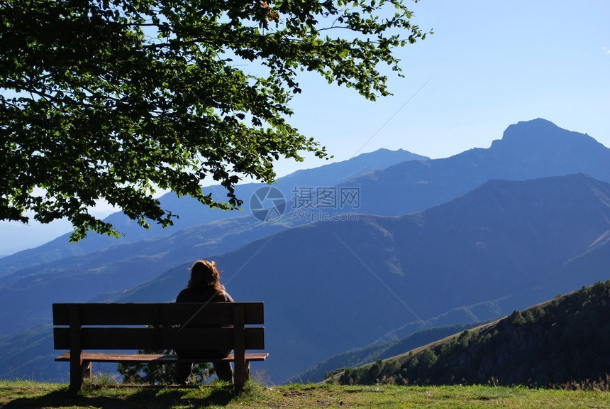 坐在意大利皮埃蒙特阿尔卑斯山区全景前的图片