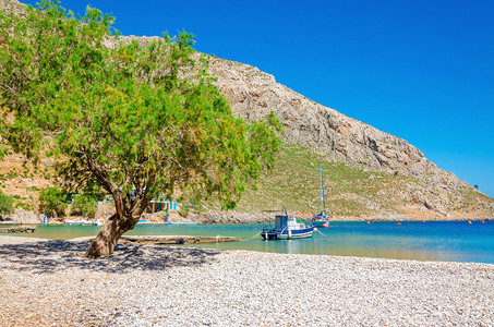 位于希腊群岛爱琴海一个美丽的宁静海湾的希图片