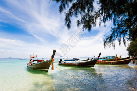 泰国热带Kradan岛的长尾船图片