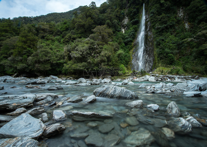 新西兰南岛风景与山区河流和岩石图片