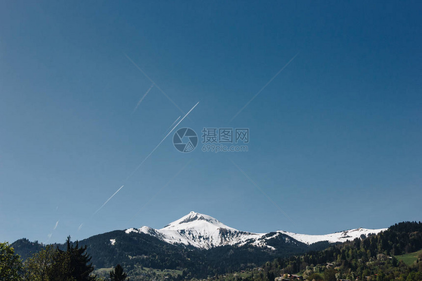 高冰雪覆盖的山峰和清蓝天空图片