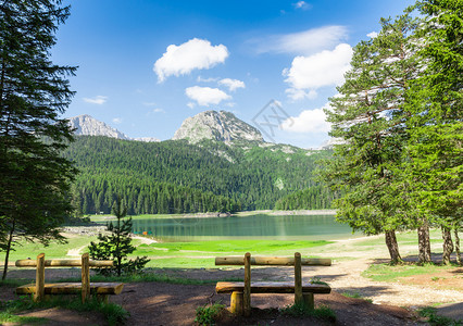 山湖和长木凳的美景图片