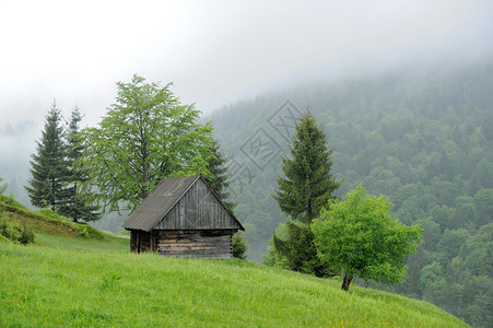 一座老房子和山雾夏天图片