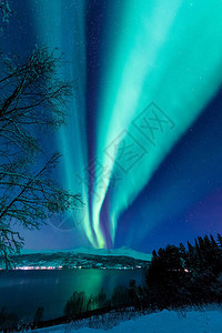 极地北极光北极光天星在斯堪的纳维亚挪威特罗姆瑟农场背景图片