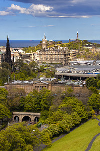 爱丁堡城的爱丁堡天际线与苏格兰纪图片