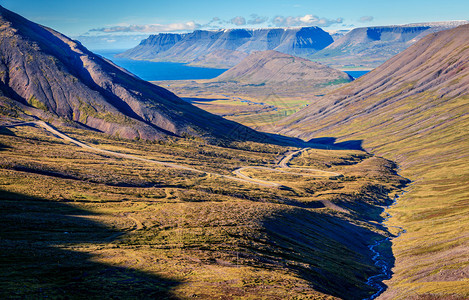 冰岛西峡湾的风景与蜿蜒的道路图片