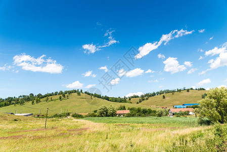 绿色田地村庄建筑和蓝天图片