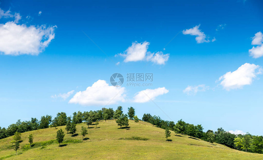 风景如画的青山绿树和蓝天图片