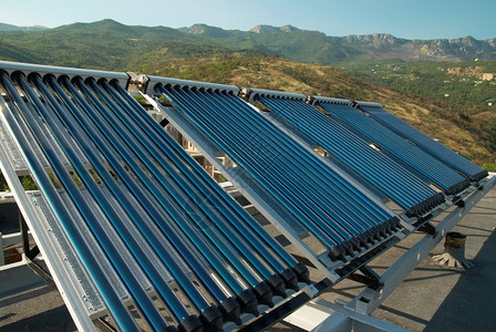 房顶上的真空太阳能热水系统单图片