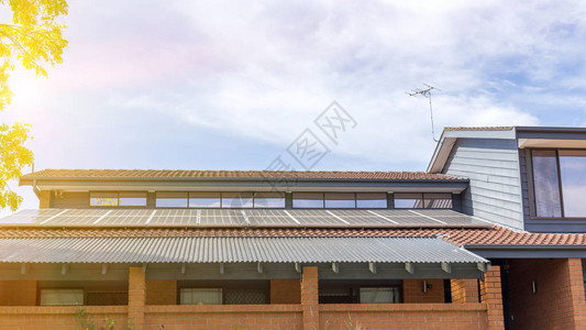 太阳能电池板的屋顶图片