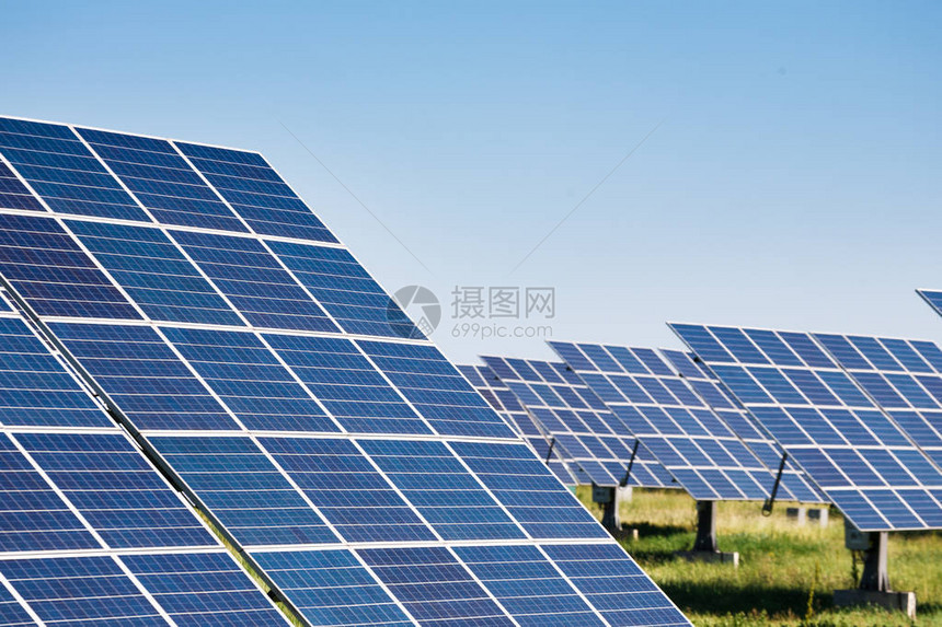 天空背景的太阳能电池板能源农场产生清洁电力的光伏组件替代能源系统和环境问题概图片