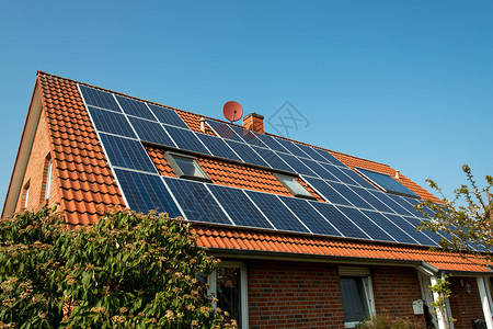 屋顶上的太阳能电池板可图片