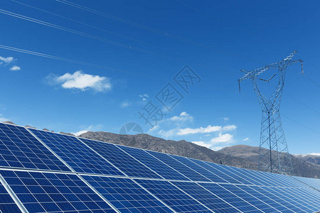 太阳能发电厂和电力塔图片