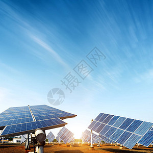 多个太阳能电池板无污染背景图片