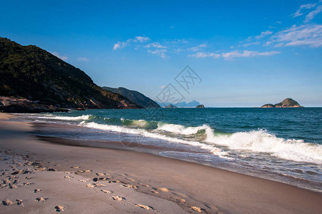 阳光下有海滨和青山的风景图片