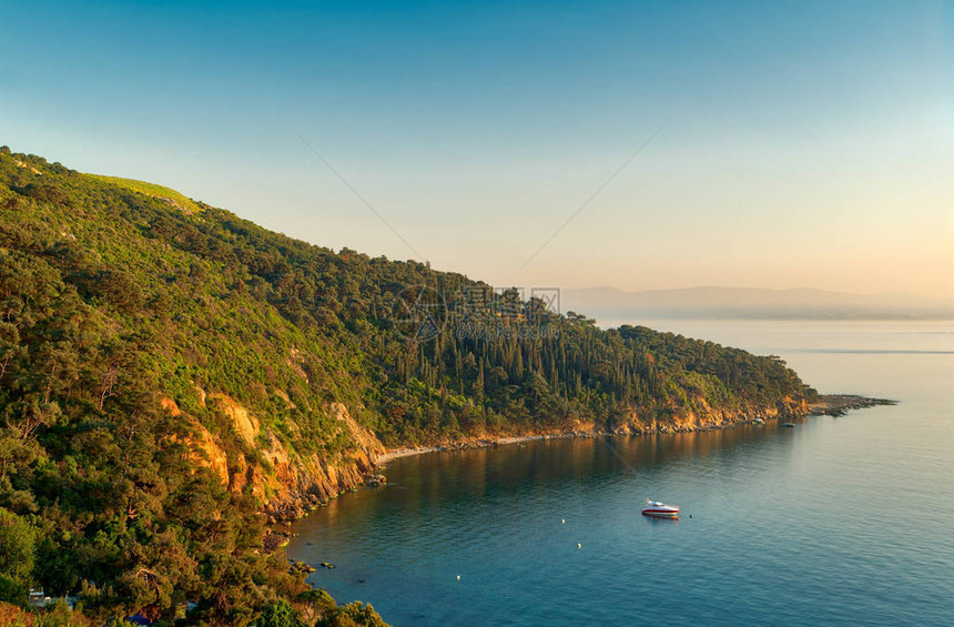 从土耳其伊斯坦布尔马拉海公主岛之一的布于卡达岛山顶俯瞰图片
