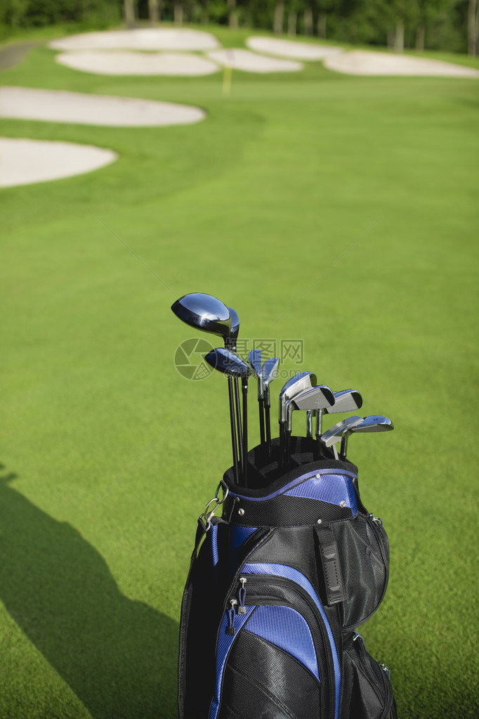 蓝和黑高尔夫球袋和俱乐部图片
