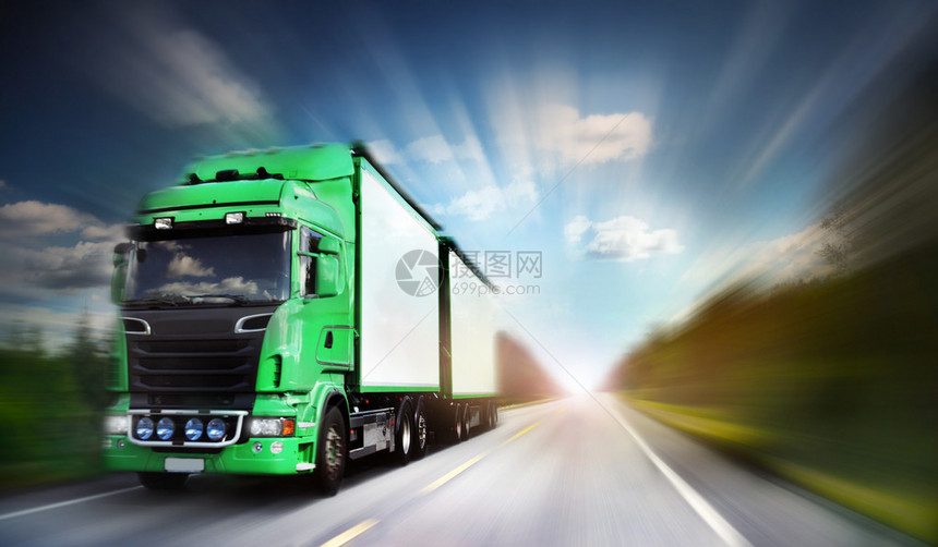 卡车在高速公路图片