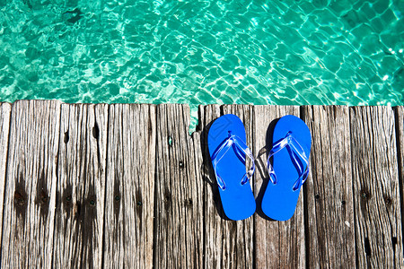 海边码头的蓝色拖鞋图片