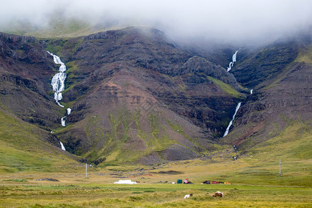 冰岛神灵瀑布冰岛山脚边的农庄和动物园插画