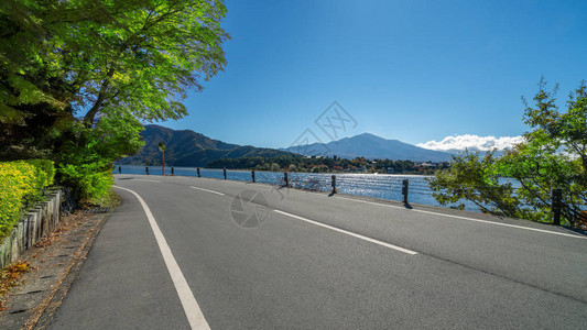 美丽的道路风景与湖泊和山脉景观背景旅行交通公路旅行图片