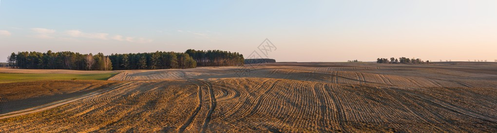 春初在波兰拍摄的播种和播种田地土cpe图片