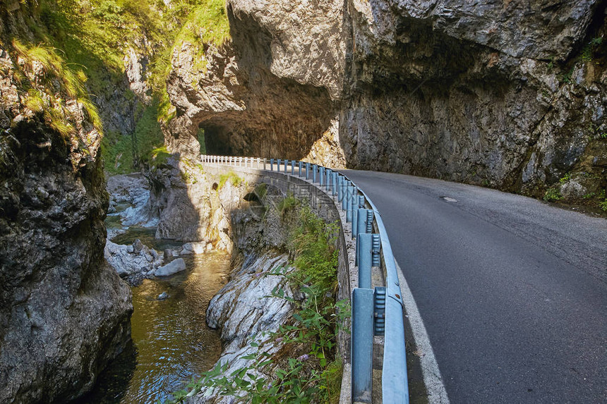 穿过意大利山区峡谷的图片