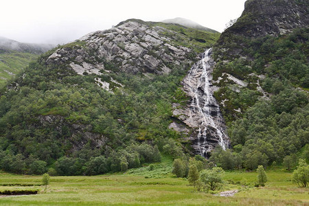 壮观的120米长的Steall瀑布高清图片