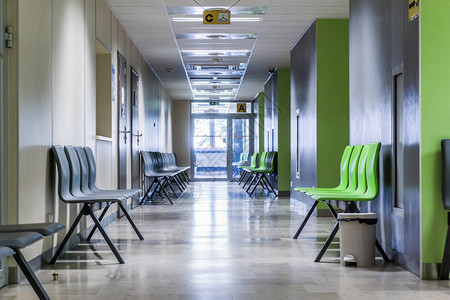 现代医院病人用椅子的走廊图片