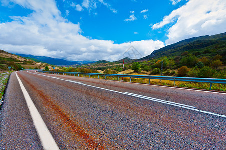 西班牙坎塔布连山蜿蜒的铺砌道路图片