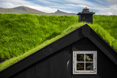 法罗群岛带草屋顶的小房子背景图片