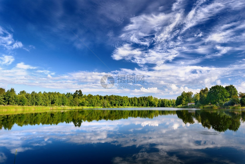 与天空的美丽反射的湖景图片