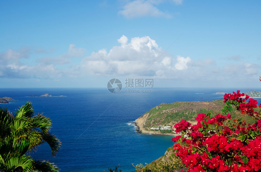 僻静的哥伦比亚海滩和海湾的景色图片