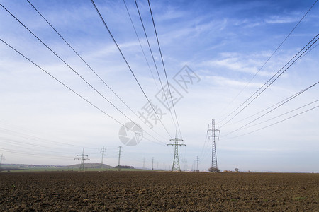分布式电站蓝色云层天空背景导致的电压塔图片
