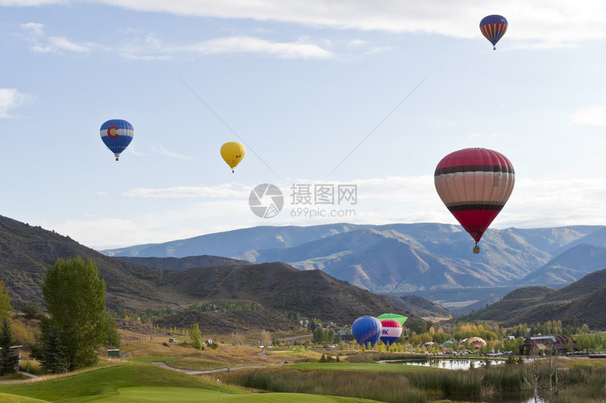 美国科罗拉多州气球节的美丽山地风景图片
