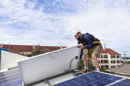 检查屋顶太阳能电池板安装置的太阳图片
