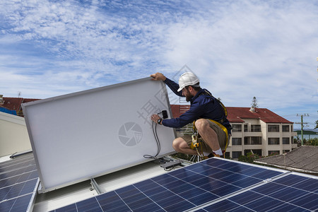 检查屋顶太阳能电池板安装置的太阳图片