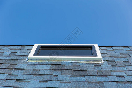 房子屋顶的阳光透明玻璃窗图片