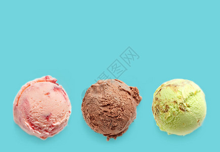 蓝色背景中的冰淇淋球图片