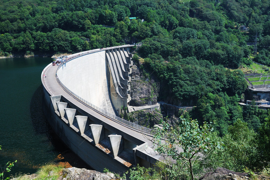抗争大坝是瑞士阿尔卑斯山的水泥苗条大坝图片