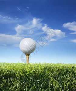 低角度闭近高尔夫球在有草地和蓝图片