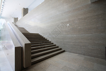 建筑物中的现代楼梯图片